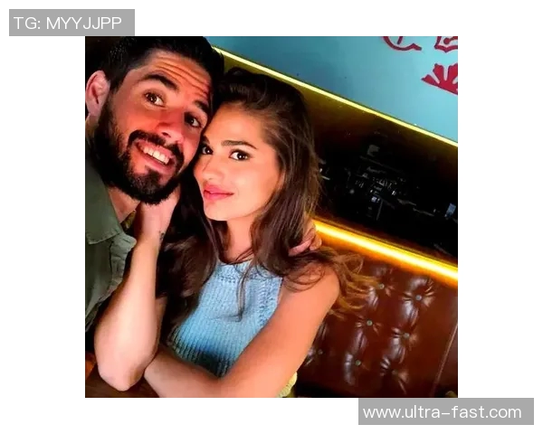 足球明星与女友海边浪漫亲吻甜蜜瞬间尽显爱情温馨氛围