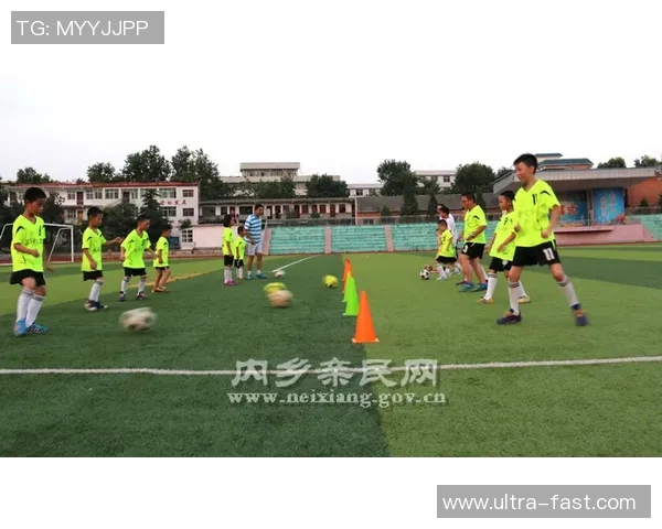 儿童同款足球明星鞋子让孩子们在绿茵场上尽显风采与活力的最佳选择