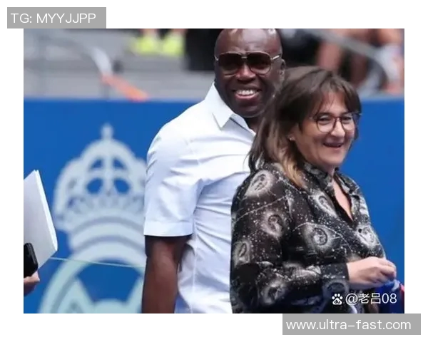 国外足球明星与球迷亲密互动合影留念展现温暖人心的瞬间