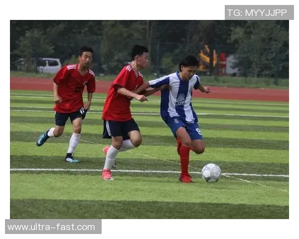 展博化身足球巨星模仿秀引发热议展现运动魅力与个人风采