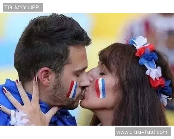 足球明星与女友甜蜜接吻瞬间曝光引发粉丝热议与羡慕