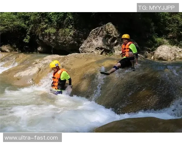 足球明星挑战极限运动展现勇气与团队精神的精彩旅程