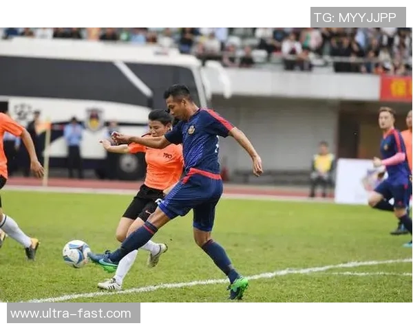 足球明星与老男人的温馨合影展现岁月的魅力与足球的永恒魅力 足球明星与老男人的温馨合影展现岁月的魅力与足球的永恒魅力