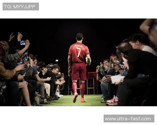 黑暗风格足球明星高清壁纸尽显运动魅力与个性魅影